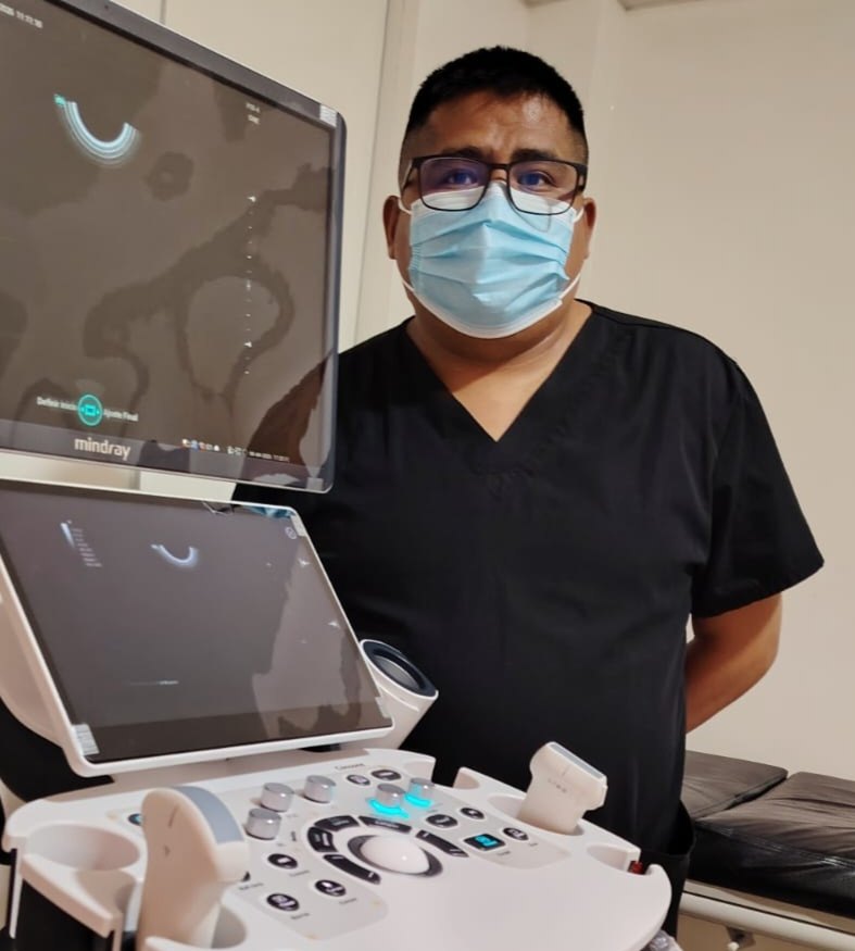 Dr. Rubén Velasco Alejo, ginecólogo obstetra, junto al ecógrafo de su consultorio en El Alto