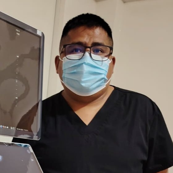 Dr. Rubén Velasco Alejo, ginecólogo obstetra en El Alto, junto al ecógrafo de su consultorio